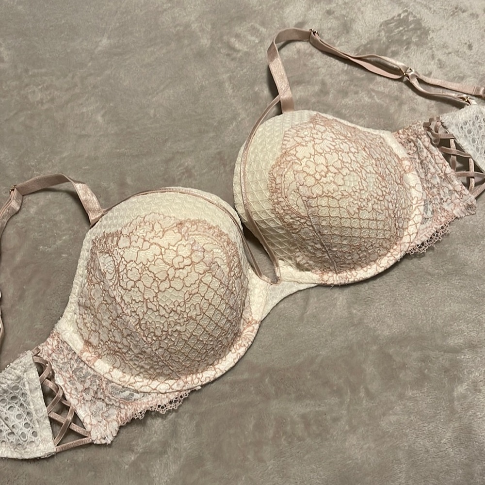 Victoria’s Secret padded bra 34DD